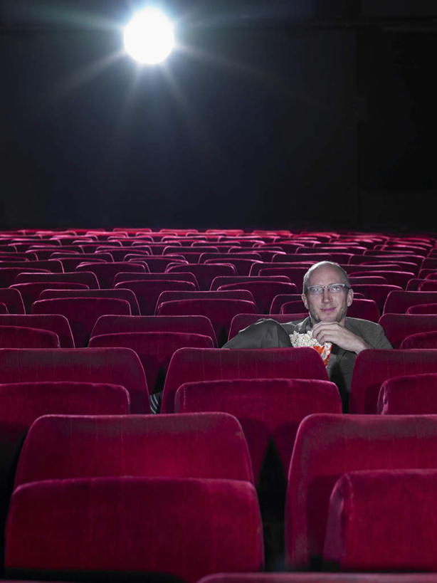 西方人,一个人,坐,竖图,室内,白天,正面,电影院,剧院,椅子,照明,欧洲,欧洲人,仅一个男性,仅一个人,仅一个中年男性,一排,许多,撑,握,服装,整齐,灯光,光亮,很多,注视,休闲装,灯,排列,衣服,红色,灯具,观察,看,休闲,休闲服,握着,服饰,观看,照亮,察看,撑着,照明设备,队列,关注,光明,光洁,男人,男性,中年男性,白种人,坐着,彩图,全身,眩光,剧场,戏院,影院