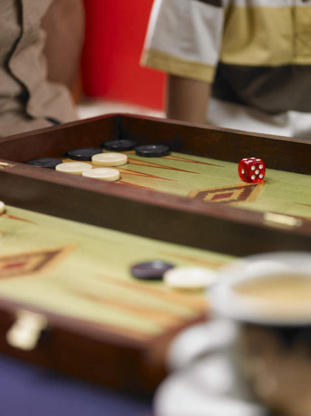 咖啡,西方人,两个人,坐,竖图,室内,特写,白天,正面,游戏,快乐,赌博,贪欲,幸福,比赛,竞争,杯子,欧洲,欧洲人,服装,朦胧,模糊,瓷器,骰子,咖啡杯,陶瓷制品,玩,娱乐,刺激,饮料,衣服,黄色,享受,休闲,温馨,棋盘,放松,乐趣,服饰,活动,提神,舒适,衣着,穿着,发泄,消遣,智力,瓷杯,醒脑,双陆棋,色子,投机,侥幸,欲望,投子,宣泄,软饮料,衣饰,双陆,男人,男性,年轻男性,年轻女性,女人,女性,白种人,玩耍,嬉戏,坐着,半身,彩图,胜负,输赢