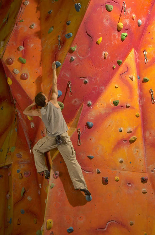 西方人,一个人,举,攀登,竖图,室内,白天,锻炼,旅游,度假,探险,运动,攀岩,石头,欧洲,欧洲人,仅一个男性,仅一个人,仅一个中年男性,握,服装,石子,墙,岩壁,拿,拿着,休闲装,娱乐,极限运动,踩,墙壁,墙面,背面,衣服,绳子,踩着,托,享受,休闲,休闲服,爬,放松,握着,服饰,绳索,室外运动,户外运动,攀岩墙,冒险,体育,男人,男性,中年男性,白种人,石块,岩石,登山,举起,举手,举着,攀爬,向上举,向上伸,向上托,彩图,全身,健身,登山绳,首绳,提升钢丝绳,提升绳,主绳