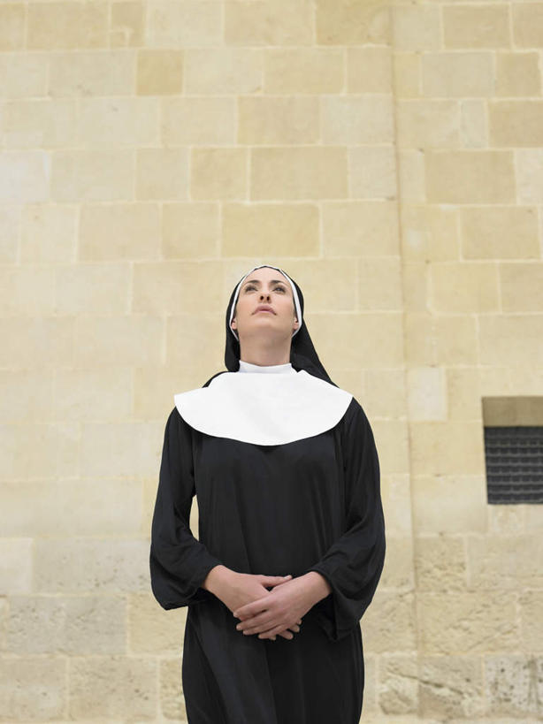 西方人,一个人,尼姑,教堂,站,竖图,室外,白天,正面,民族服装,窗户,道路,路,欧洲,欧洲人,仅一个年轻女性,仅一个女性,仅一个人,节日,墙,小路,交通,注视,文化,玻璃窗,墙壁,墙面,黑色,观察,看,祈祷,站着,健康,搭,许愿,宗教,信仰,观看,纪念,祈求,察看,基督教,搭着,关注,天主教,信念,平安,年轻女性,女人,女性,白种人,比丘尼,佛姑,沙门尼,沙弥尼,修女,耶姑,抬头,仰头,站立,半身,彩图,传统服装,民俗服,大教堂,礼拜堂