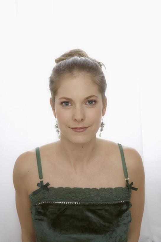 西方人,一个人,笑,微笑,竖图,室内,白天,正面,皇冠,吊带,欧洲,欧洲人,仅一个年轻女性,仅一个女性,仅一个人,服装,注视,吊带衫,衣服,观察,看,服饰,观看,权威,察看,衣着,穿着,高贵,关注,权力,统治,衣饰,年轻女性,女人,女性,白种人,王冠,半身,彩图