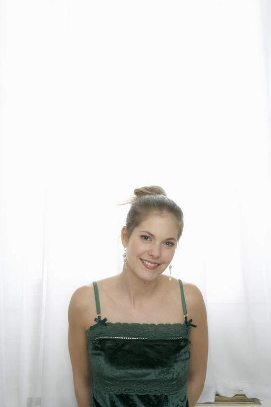 西方人,一个人,笑,微笑,露齿笑,竖图,室内,白天,正面,皇冠,吊带,欧洲,欧洲人,仅一个年轻女性,仅一个女性,仅一个人,服装,注视,吊带衫,衣服,观察,看,服饰,观看,权威,察看,衣着,穿着,高贵,关注,权力,统治,衣饰,年轻女性,女人,女性,白种人,王冠,半身,彩图