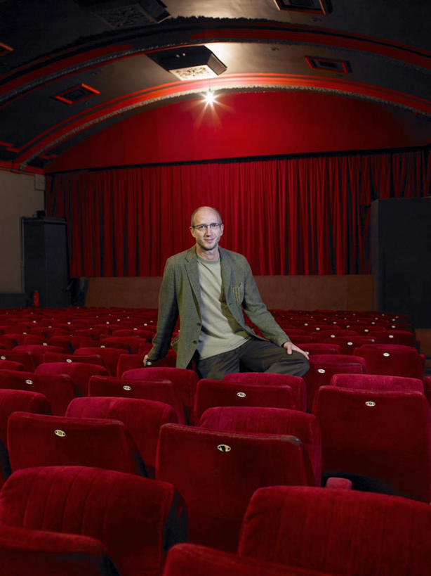 西方人,一个人,站,竖图,室内,白天,正面,电影院,剧院,椅子,照明,欧洲,欧洲人,仅一个男性,仅一个人,仅一个中年男性,一排,许多,撑,服装,整齐,墙,灯光,很多,注视,休闲装,墙壁,墙面,灯,排列,衣服,红色,灯具,观察,看,站着,休闲,休闲服,射灯,服饰,观看,照亮,察看,撑着,照明设备,队列,关注,男人,男性,中年男性,白种人,站立,彩图,全身,剧场,戏院,影院