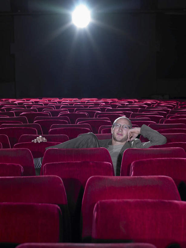 西方人,一个人,坐,竖图,室内,白天,正面,电影院,剧院,椅子,照明,欧洲,欧洲人,仅一个男性,仅一个人,仅一个中年男性,一排,许多,撑,服装,整齐,墙,灯光,很多,注视,休闲装,墙壁,墙面,灯,排列,衣服,红色,灯具,观察,看,休闲,休闲服,射灯,服饰,观看,照亮,察看,撑着,照明设备,队列,关注,男人,男性,中年男性,白种人,坐着,彩图,全身,眩光,剧场,戏院,影院