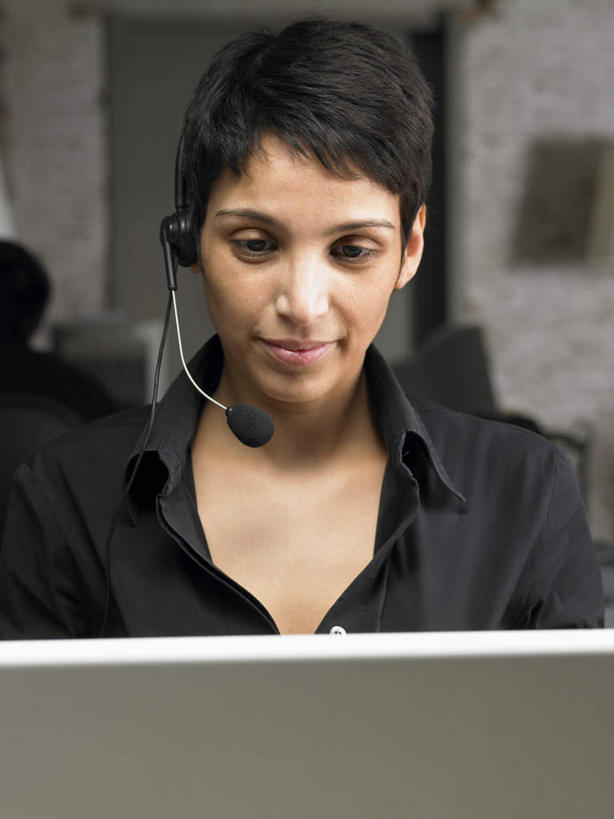 西方人,背部,两个人,同事,商务人士,商务男性,商务女性,办公室,坐,笑,微笑,竖图,室内,白天,正面,衬衫,通讯,成功,合作,团队,集体,信心,客服,电脑,笔记本电脑,欧洲,欧洲人,阴影,套装,光线,网络,信息,影子,话务员,注视,通讯设备,队伍,黑色,耳机,耳麦,话筒,观察,看,服务,通信,观看,协调,察看,无线,麦克风,领导,头戴式耳麦,成就,关注,销售,通信设备,商务装,无线网络,合伙,领袖,无线上网,便携式电脑,工薪阶层,客服人员,电话销售,接待员,手提电脑,男人,男性,女人,女性,中年男性,中年女性,白种人,白领,接线员,上班族,坐着,半身,彩图,衬衣,头戴式耳机