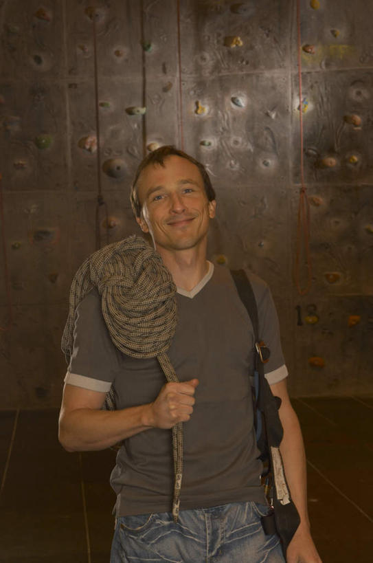 西方人,背,一个人,站,竖图,室内,白天,正面,安全,石头,欧洲,欧洲人,仅一个男性,仅一个人,仅一个中年男性,握,服装,石子,墙,岩壁,带子,防护,拿,拿着,注视,休闲装,墙壁,墙面,衣服,安全带,绳子,背着,观察,看,站着,休闲,休闲服,握着,服饰,观看,保护,绳索,察看,关注,保险,安全绳,保全,周全,安稳,安定,背负,攀岩墙,平安,男人,男性,中年男性,白种人,石块,岩石,站立,半身,彩图