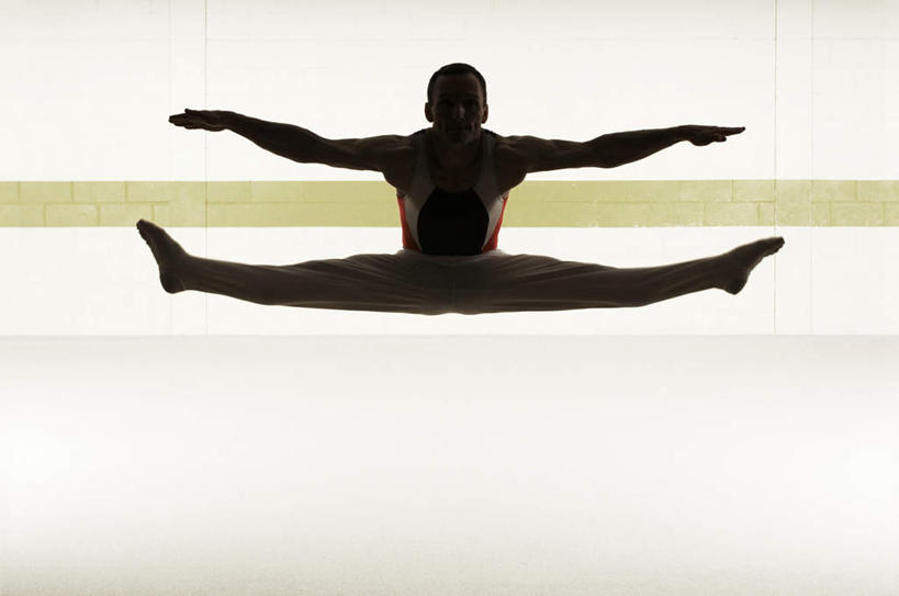 西方人,一个人,运动员,跳,伸展双臂,横图,室内,白天,正面,运动服,锻炼,运动,欧洲,欧洲人,仅一个男性,仅一个人,仅一个中年男性,服装,体操,墙,半空,背光,注视,墙壁,墙面,衣服,观察,看,活力,服饰,观看,张开双腿,察看,优美,衣着,穿着,关注,逆光,自由体操,衣饰,展开双腿,体育,男人,男性,中年男性,白种人,体育运动员,运动选手,敞开双臂,伸开双臂,跳跃,展开双肩,张开手臂,张开双臂,彩图,全身,健身,伸展双腿,运动装