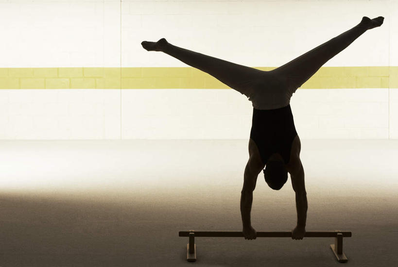 西方人,一个人,运动员,横图,室内,白天,运动服,锻炼,运动,平衡木,欧洲,欧洲人,仅一个男性,仅一个人,仅一个中年男性,撑,服装,体操,墙,背光,注视,运动器械,墙壁,墙面,背面,衣服,观察,看,健身器械,活力,服饰,观看,张开双腿,察看,撑着,优美,衣着,穿着,关注,健身器材,逆光,自由体操,衣饰,展开双腿,体育,男人,男性,中年男性,白种人,体育运动员,运动选手,彩图,全身,健身,运动器材,伸展双腿,运动装