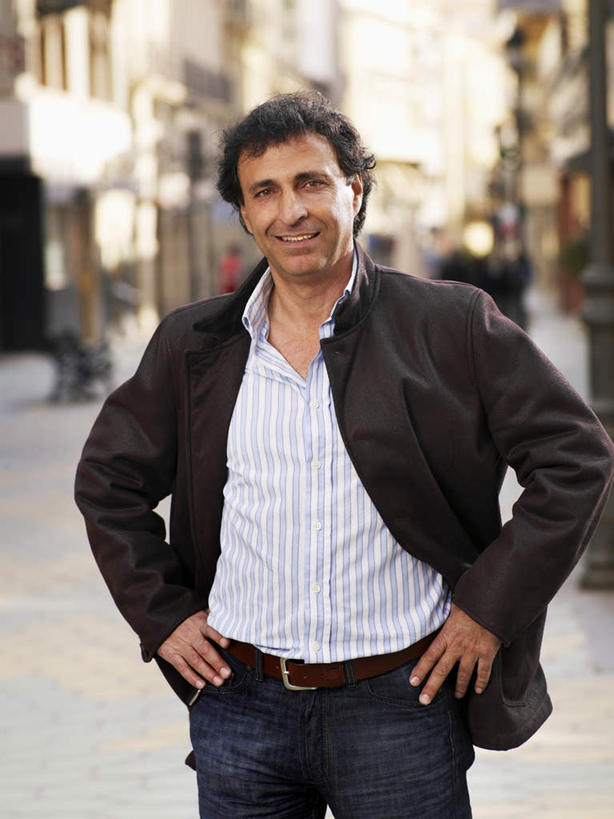 西方人,一个人,家,站,笑,微笑,露齿笑,竖图,室外,白天,正面,道路,路,公路,西班牙,欧洲,欧洲人,仅一个男性,仅一个人,仅一个中年男性,阴影,服装,朦胧,模糊,光线,影子,房屋,屋子,公寓,交通,注视,休闲装,手叉腰,洋房,楼房,住宅,衣服,阳光,叉腰,观察,看,站着,休闲,休闲服,服饰,观看,察看,双手叉腰,关注,南欧,西班牙王国,阿利坎特,阿利坎特省,男人,男性,中年男性,白种人,马路,站立,半身,彩图,房子