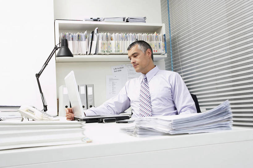 西方人,一个人,商务人士,商务男性,办公室,坐,横图,室内,白天,正面,衬衫,电脑,笔记本电脑,窗户,家具,台灯,桌子,椅子,照明,欧洲,欧洲人,仅一个男性,仅一个人,仅一个中年男性,一排,许多,握,阴影,套装,整齐,并列,并排,反射,网络,影子,百叶窗,办公桌,墙,灯光,领带,注视,通讯设备,墙壁,墙面,灯,排列,白色,会议椅,灯具,观察,看,握着,观看,文件柜,一台,资料柜,办公椅,照亮,察看,无线,象征,庄重,照明设备,队列,关注,通信设备,商务装,身份,无线网络,文件箱,平行,文件架,无线上网,便携式电脑,工薪阶层,资料架,办公家具,正式,地位,商务椅,培训椅,文件框,文件座,整理柜,资料档,资料座,手提电脑,男人,男性,中年男性,白种人,白领,上班族,坐着,半身,彩图,衬衣