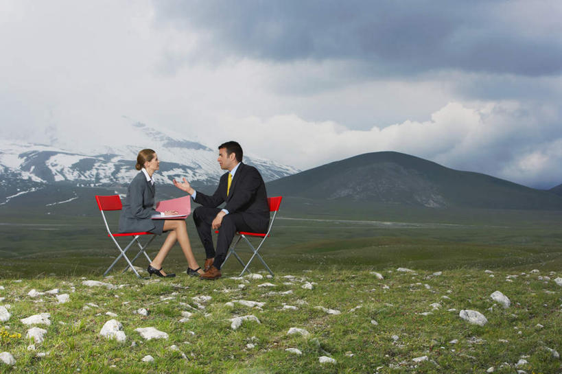 西方人,两个人,同事,商务人士,商务男性,商务女性,坐,说,横图,室外,白天,侧面,衬衫,讨论,成功,合作,团队,集体,信心,草地,草坪,石头,山,雪,雪山,植物,大雪,桌子,椅子,欧洲,欧洲人,套装,石子,办公桌,冰,积雪,山峰,雪景,云,云朵,冬季,冬天,山峦,云彩,注视,队伍,相视,草,绿色,白云,会议椅,观察,看,面对面,寒冷,观看,对视,办公椅,察看,冰冷,领导,互视,成就,关注,相对,商务装,合伙,领袖,工薪阶层,相看,严寒,商务椅,培训椅,冰凉,酷寒,凛冽,凛凛,极冷,交流,男人,男性,女人,女性,中年男性,中年女性,白种人,白领,上班族,石块,岩石,沟通,讲话,交谈,商讨,说话,谈话,坐着,彩图,全身,衬衣