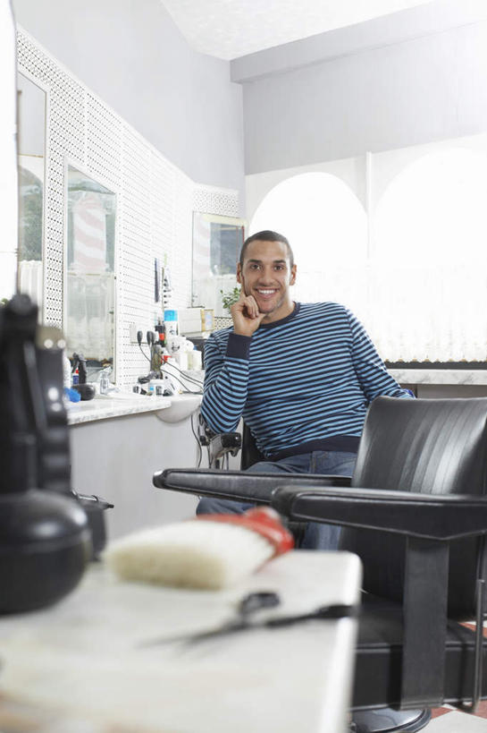 西方人,一个人,坐,笑,微笑,露齿笑,竖图,室内,白天,正面,窗户,镜子,椅子,欧洲,欧洲人,仅一个男性,仅一个人,仅一个中年男性,撑,修剪,服装,朦胧,模糊,工具,剪刀,墙,托腮,注视,休闲装,玻璃窗,墙壁,墙面,衣服,观察,看,托,休闲,休闲服,服饰,观看,理发店,裁剪,镜像,察看,剪子,剪裁,切割,镜面,关注,托下巴,男人,男性,中年男性,白种人,坐着,半身,彩图,剪发椅,理发椅,美发椅,液压椅,油压椅