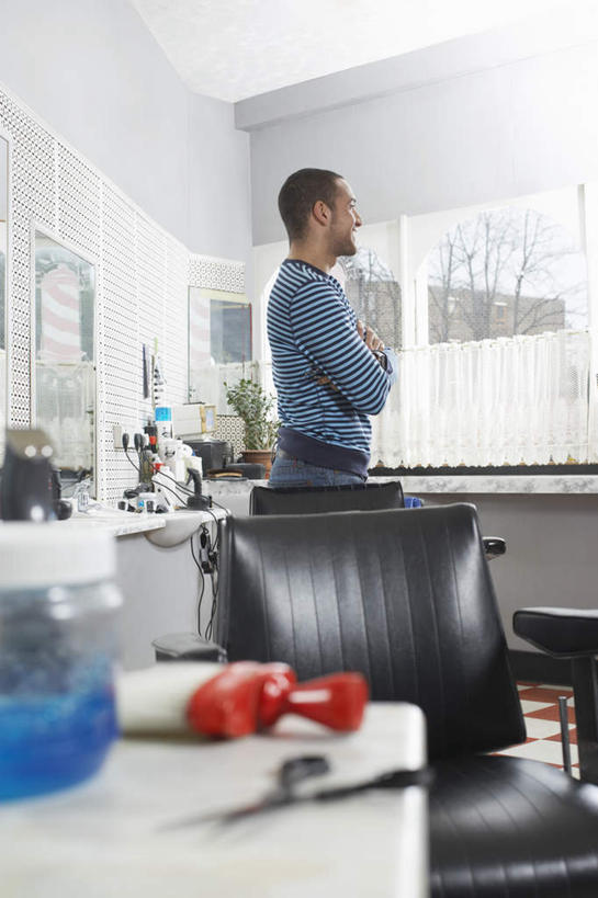 西方人,一个人,站,竖图,室内,白天,侧面,窗户,镜子,椅子,欧洲,欧洲人,仅一个男性,仅一个人,仅一个中年男性,修剪,服装,朦胧,模糊,工具,剪刀,墙,注视,休闲装,玻璃窗,墙壁,墙面,衣服,观察,看,站着,休闲,休闲服,服饰,观看,理发店,裁剪,镜像,察看,剪子,剪裁,切割,镜面,关注,男人,男性,中年男性,白种人,站立,半身,彩图,剪发椅,理发椅,美发椅,液压椅,油压椅