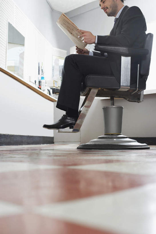 西方人,一个人,坐,竖图,室内,白天,仰视,西装,阅读,镜子,报纸,椅子,欧洲,欧洲人,仅一个男性,仅一个人,仅一个中年男性,握,学习,套装,正装,墙,领带,拿,拿着,注视,职业装,顾客,墙壁,墙面,观察,看,浏览,握着,观看,理发店,镜像,察看,象征,庄重,镜面,关注,身份,正式,地位,主顾,男人,男性,中年男性,白种人,坐着,半身,彩图,低角度拍摄,剪发椅,理发椅,美发椅,液压椅,油压椅