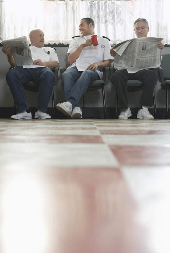 西方人,三个人,坐,竖图,室内,白天,正面,阅读,报纸,椅子,欧洲,欧洲人,一排,握,学习,服装,整齐,瓷砖,地砖,地面,三把,拿,拿着,注视,休闲装,顾客,排列,衣服,观察,看,休闲,休闲服,浏览,握着,服饰,观看,理发店,察看,队列,关注,主顾,男人,男性,中年男性,白种人,坐着,彩图,全身,剪发椅,理发椅,美发椅,液压椅,油压椅