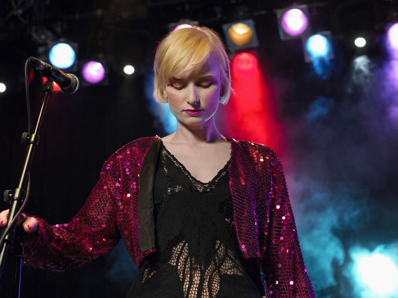 西方人,一个人,歌唱家,站,闭眼,横图,室内,夜晚,仰视,聚会,奢侈,夜生活,照明,欧洲,欧洲人,仅一个年轻女性,仅一个女性,仅一个人,握,阴影,服装,朦胧,模糊,光线,影子,灯光,拿,拿着,休闲装,娱乐,灯,衣服,话筒,灯具,低头,站着,休闲,休闲服,放松,握着,唱歌,服饰,夜店,照亮,麦克风,照明设备,扩音器,演唱,夜总会,传声器,微音器,垂头,年轻女性,女人,女性,白种人,歌手,闭眼睛,闭着眼,闭着眼睛,站立,半身,彩图,低角度拍摄,舞台照明,舞台灯光,舞台灯,LED舞台灯