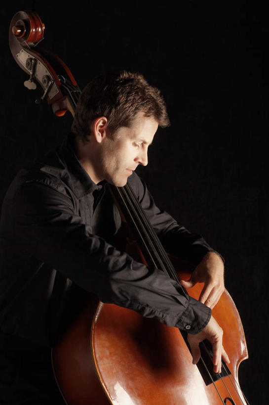 西方人,一个人,音乐家,坐,竖图,室内,白天,侧面,欧洲,欧洲人,仅一个男性,仅一个人,仅一个中年男性,一把,握,阴影,黑色背景,服装,光线,影子,灯光,乐器,弦乐器,弹奏,拿,拿着,注视,衣服,观察,看,握着,摄影,服饰,影棚,观看,察看,衣着,穿着,关注,弓拉弦乐器,弓拉弦鸣乐器,衣饰,低音提琴,倍大提琴,擦奏弦鸣乐器,男人,男性,中年男性,白种人,乐师,演奏家,音乐工作者,作曲家,坐着,半身,彩图,影棚拍摄,拍摄