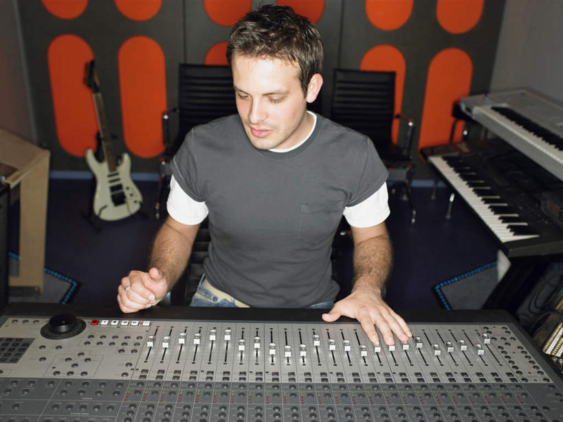 西方人,一个人,坐,横图,室内,白天,正面,键盘,欧洲,欧洲人,仅一个男性,仅一个人,握,服装,吉他,乐器,弦乐器,拿,拿着,注视,休闲装,加工,仅一个年轻男性,衣服,观察,看,休闲,休闲服,握着,服饰,放大,观看,修饰,混合,察看,录音棚,录音室,键盘乐器,播音,关注,广播,弹拨弦鸣乐器,调音台,分配,调音控制台,男人,男性,年轻男性,白种人,坐着,半身,彩图,弹拨弦乐器,电子琴