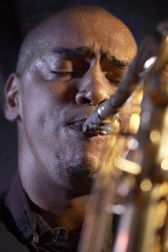 西方人,脸,头,脸颊,秃头,一个人,闭眼,竖图,室内,特写,夜晚,正面,聚会,奢侈,夜生活,照明,欧洲,非洲,黑人,欧洲人,仅一个男性,仅一个人,仅一个中年男性,阴影,朦胧,模糊,艺术,光线,金属,影子,灯光,管乐器,乐器,萨克斯,铜管乐器,音乐,吹奏,演奏,娱乐,灯,一个,灯具,休闲,金色,放松,单个,夜店,照亮,萨克斯风,萨克斯管,照明设备,夜总会,男人,男性,中年男性,非洲人,头部,光头,无发,脸部,脸蛋,面部,闭眼睛,闭着眼,闭着眼睛,半身,彩图,舞台照明,舞台灯光,舞台灯,LED舞台灯
