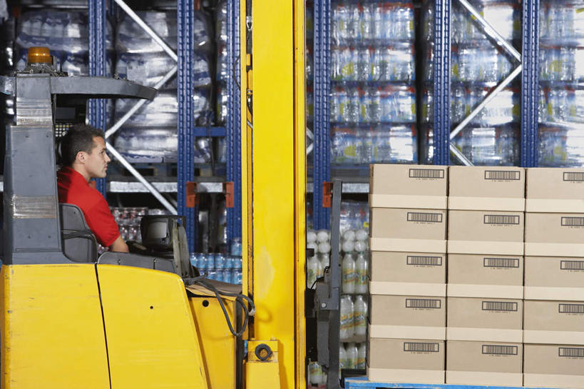 西方人,一个人,坐,搬运,横图,室内,白天,侧面,工作服,制服,技术,欧洲,欧洲人,仅一个男性,仅一个人,一堆,许多,握,堆叠,堆积,很多,仓库,注视,货架,货物,架子,车,仅一个年轻男性,货品,交通工具,观察,看,机械,工程车,握着,工业,观看,堆,工程,叉车,察看,关注,载具,陈列架,交通运输,工作制服,工作车,男人,男性,年轻男性,白种人,坐着,半身,彩图,工作套服,货色,堆栈