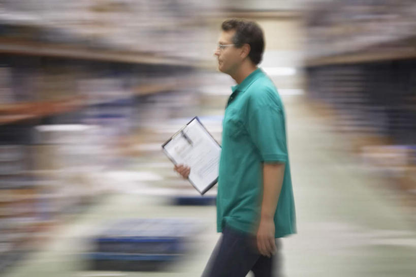 西方人,一个人,走,横图,室内,白天,侧面,工作服,制服,欧洲,欧洲人,仅一个男性,仅一个人,仅一个中年男性,一堆,许多,握,堆叠,堆积,朦胧,模糊,材料,档案,文件,纸,很多,拿,仓库,拿着,注视,货架,货物,架子,货品,手稿,资料,观察,看,握着,观看,堆,证明,察看,关注,文档,陈列架,工作制服,男人,男性,中年男性,白种人,步行,走路,半身,彩图,工作套服,货色,堆栈