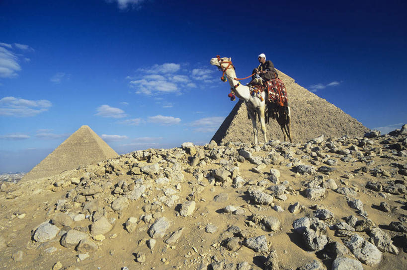 西方人,一个人,坐,横图,室外,白天,仰视,民族服装,旅游,度假,名胜古迹,沙漠,城市,地标,野生动物,欧洲,非洲,埃及,黑人,欧洲人,仅一个男性,仅一个人,仅一个中年男性,遗迹,三角形,云,云朵,云彩,注视,古迹,历史,文物,娱乐,古建筑,骆驼,蓝色,白云,蓝天,天空,动物,天,观察,看,享受,休闲,旅游胜地,金字塔,放松,运输,晴朗,观看,察看,陵墓,古埃及,关注,古文明,北非,首府,沙漠之舟,吉萨,古代七大奇迹,阿拉伯埃及共和国,金字塔之国,棉花之国,方锥形,阿非利加洲,吉萨省,双峰骆驼,男人,男性,中年男性,非洲人,大漠,砂漠,晴空,坐着,彩图,低角度拍摄,全身,传统服装,民俗服,标志性建筑