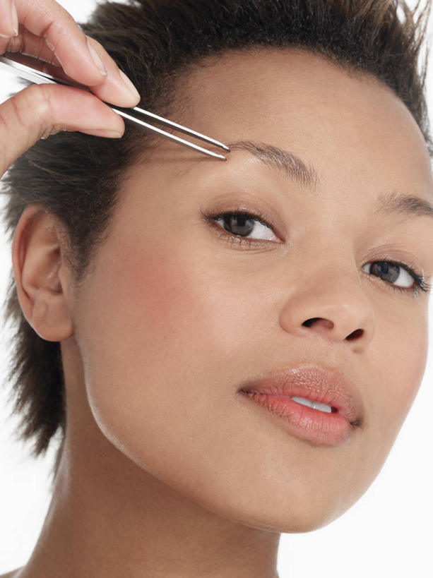 西方人,脸,头,脸颊,手,一个人,笑,微笑,竖图,室内,特写,白天,白色背景,正面,化妆,美容,时尚,欧洲,非洲,黑人,欧洲人,仅一个年轻女性,仅一个女性,仅一个人,握,拿,拿着,注视,肩膀,观察,看,手部,握着,摄影,影棚,观看,单手,察看,美容工具,关注,化妆工具,眉毛钳,年轻女性,女人,女性,非洲人,头部,脸部,脸蛋,面部,半身,彩图,影棚拍摄,拍摄