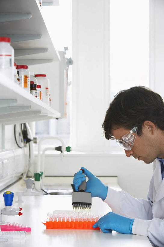 西方人,一个人,科学家,坐,竖图,室内,白天,侧面,安全,床,卧室,桌子,欧洲,欧洲人,仅一个男性,仅一个人,仅一个中年男性,握,服装,眼镜,药剂,办公桌,实验室,研究室,床单,防护,拿,拿着,注视,被子,衣服,白色,手套,药品,观察,看,橡胶,治疗,握着,服饰,单人床,观看,保护,药物,察看,医疗,医疗设备,被单,衣着,科研人员,白大褂,穿着,关注,医疗器械,保险,研究者,橡胶手套,预防,医疗工具,橡胶制品,试验室,实验服,科学研究者,医用手套,衣饰,检测工具,检眼镜,平安,男人,男性,中年男性,白种人,科学工作者,坐着,半身,彩图,睡房,卧房,实验衣