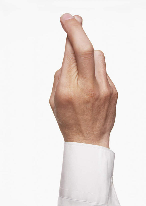 西方人,手,中指,一个人,交叉,竖图,室内,特写,白天,白色背景,正面,欧洲,欧洲人,仅一个男性,仅一个人,仅一个中年男性,服装,曲折,休闲装,衣服,白色,祈祷,手势,休闲,手部,休闲服,摄影,服饰,影棚,期待,单手,虚假,誓言,食指,亲近,祝愿,期盼,邪恶,结束,终结,完成,赌咒,撒谎,欺骗,谎言,隐瞒,相交,交集,幸运,男人,男性,中年男性,白种人,半身,彩图,影棚拍摄,拍摄