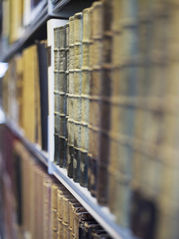 无人,图书馆,竖图,室内,特写,白天,正面,静物,书籍,一排,许多,朦胧,模糊,整齐,很多,排列,书柜,书橱,队列,浏览室,书,图书,彩图,书库,图书库,阅览室