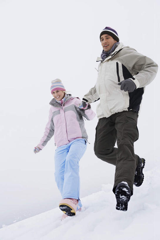 西方人,走,握手,竖图,室外,白天,正面,爱情,旅游,度假,美景,雪,大雪,帽子,欧洲,欧洲人,服装,积雪,景观,雪景,冬季,冬天,浪漫,注视,娱乐,衣服,自然,观察,看,享受,休闲,温暖,温馨,景色,恩爱,放松,寒冷,恋人,服饰,观看,羽绒服,保暖,和睦,察看,个人,御寒,关注,自然风光,棉帽,严寒,冬装,男人,男性,年轻男性,女人,女性,中年女性,白种人,情侣,步行,搀手,拉手,散步,手拉手,手握手,走路,彩图,全身,伴侣,融洽