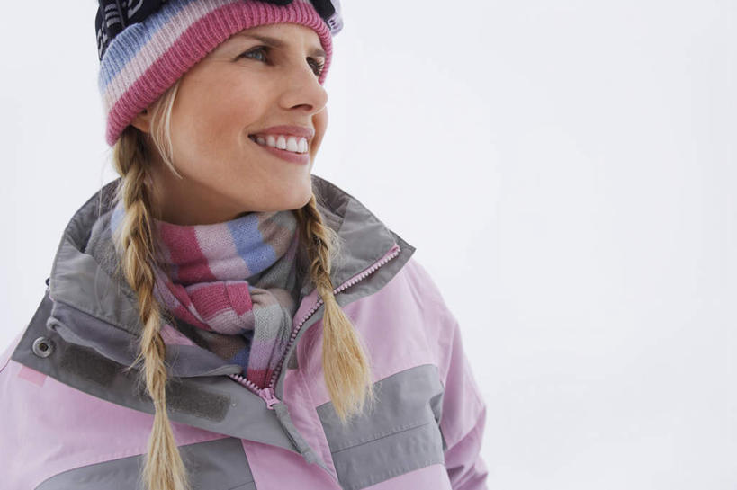 西方人,一个人,站,笑,微笑,露齿笑,横图,室外,白天,正面,旅游,度假,美景,雪,大雪,帽子,欧洲,欧洲人,仅一个女性,仅一个人,服装,积雪,景观,雪景,冬季,冬天,注视,娱乐,衣服,自然,观察,看,站着,仅一个中年女性,享受,休闲,温暖,景色,放松,寒冷,服饰,观看,保暖,察看,御寒,关注,自然风光,滑雪服,棉帽,严寒,竞技服,旅游服,冬装,女人,女性,中年女性,白种人,站立,半身,彩图