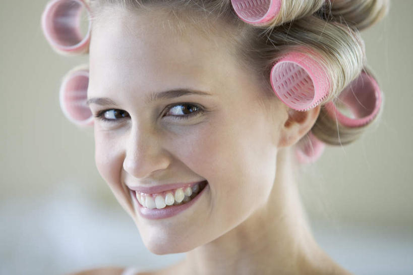 西方人,脸,头,脸颊,一个人,笑,微笑,露齿笑,横图,室内,特写,白天,正面,欧洲,欧洲人,仅一个年轻女性,仅一个女性,仅一个人,朦胧,模糊,注视,观察,看,观看,卷发棒,卷发器,察看,关注,烫发器,年轻女性,女人,女性,白种人,头部,脸部,脸蛋,面部,半身,彩图