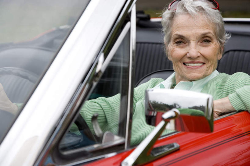 西方人,一个人,坐,笑,微笑,露齿笑,横图,室外,白天,正面,安全,窗户,镜子,汽车,欧洲,欧洲人,仅一个女性,仅一个人,一辆,反射,反光镜,交通,跑车,注视,玻璃窗,车,车窗,交通工具,观察,看,仅一个老年女性,观看,镜像,察看,生命,镜面,关注,载具,敞篷跑车,光学,凸面镜,老年女性,女人,女性,白种人,坐着,半身,彩图,广角镜