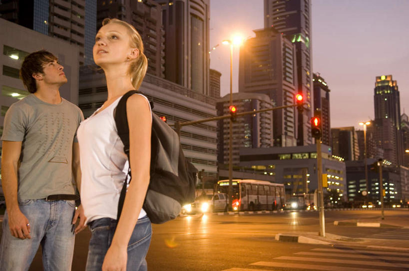 西方人,背,两个人,高楼大厦,站,横图,室外,白天,正面,爱情,度假,安全,美景,城市风光,城市,大厦,道路,建筑,路,摩天大楼,公路,汽车,欧洲,纽约,美国,欧洲人,阴影,服装,光线,包,书包,影子,景观,红绿灯,灯光,分界线,停车线,信号灯,交通,浪漫,注视,休闲装,娱乐,车,衣服,背包,楼宇,交通工具,轿车,背着,看,站着,享受,休闲,温暖,温馨,休闲服,景色,恩爱,放松,警示,恋人,服饰,车行道,车行道分界线,单肩包,和睦,北美,北美洲,关注,提示,载具,标线,美洲,流通,车行线,交通信号灯,纽约州,帝国之州,帝国州,行人信号灯,北亚美利加洲,亚美利加洲,背负,男人,男性,年轻男性,年轻女性,女人,女性,白种人,情侣,马路,抬头,仰头,站立,半身,彩图,大楼,高层建筑,高楼,摩天楼,伴侣,融洽