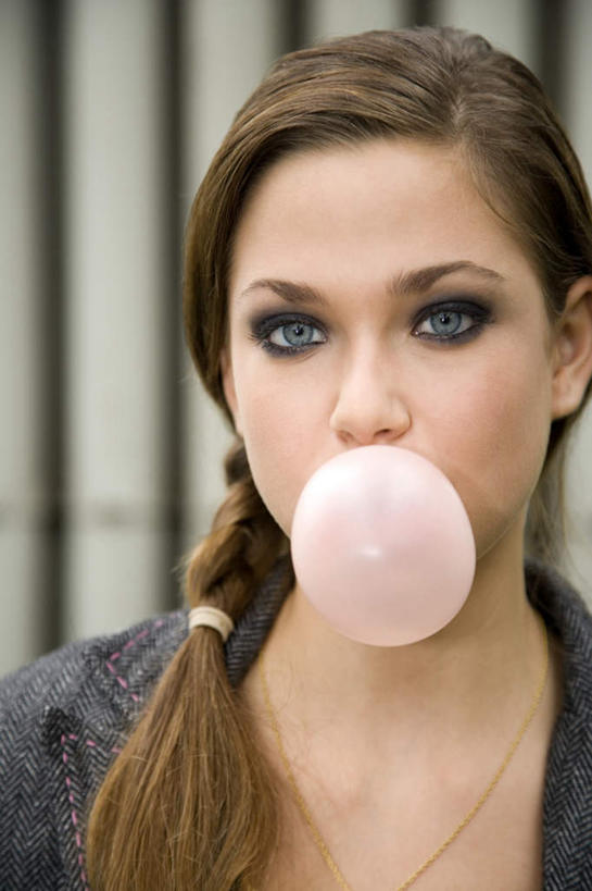 西方人,脸,头,脸颊,一个人,站,竖图,室外,白天,正面,欧洲,欧洲人,仅一个年轻女性,仅一个女性,仅一个人,服装,朦胧,模糊,装饰,头饰,柱子,食品,糖果,软糖,注视,休闲装,肩膀,食物,衣服,发饰,饰品,甜食,吹,观察,看,站着,休闲,休闲服,服饰,观看,华丽,修饰,点缀,泡泡糖,察看,关注,头绳,配饰,衬托,美观,雅致,雅观,年轻女性,女人,女性,白种人,头部,脸部,脸蛋,面部,站立,半身,彩图,发绳