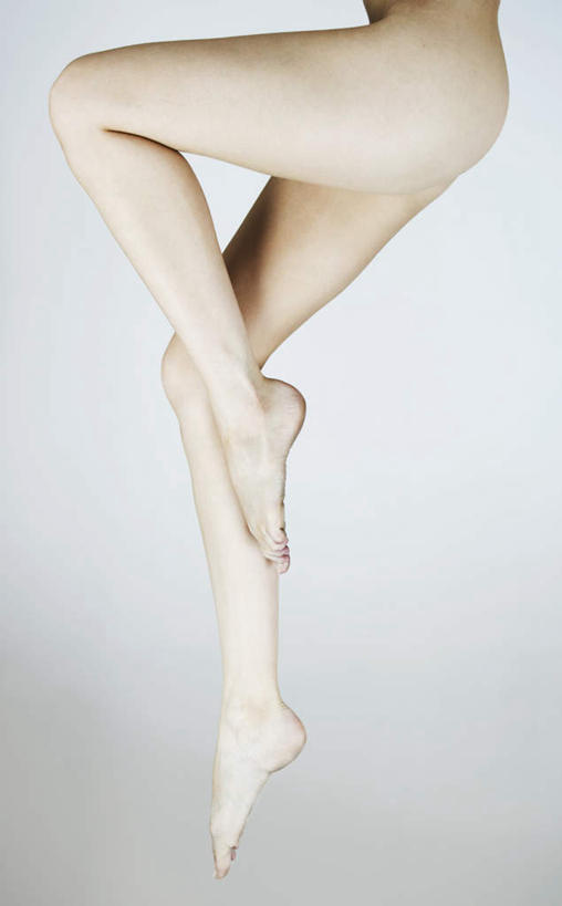 西方人,腿部,脚,脚趾,脚趾甲,腿,一个人,竖图,室内,特写,白天,白色背景,侧面,欧洲,欧洲人,仅一个年轻女性,仅一个女性,仅一个人,裸露,抬脚,摄影,影棚,裸,年轻女性,女人,女性,白种人,脚指甲,半身,彩图,影棚拍摄,拍摄