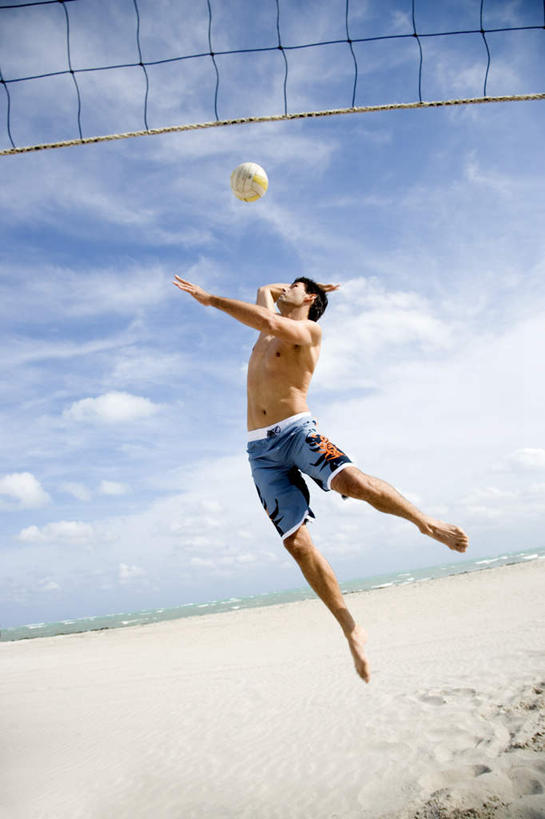 西方人,一个人,跳,举,竖图,室外,白天,正面,锻炼,旅游,度假,运动,排球,沙滩,欧洲,欧洲人,仅一个男性,仅一个人,阴影,泳裤,光线,沙子,影子,海岸,云,云朵,球网,排球装备,沙地,沙滩排球,云彩,注视,娱乐,运动器械,裸露,仅一个年轻男性,蓝色,白云,蓝天,天空,阳光,天,观察,看,托,享受,休闲,健身器械,放松,晴朗,观看,察看,关注,室外运动,裸,健身器材,户外运动,沙排,排球球网,排球运动,男人,男性,年轻男性,白种人,海滩,晴空,举起,举手,举着,跳跃,向上举,向上伸,向上托,彩图,全身,健身,运动器材