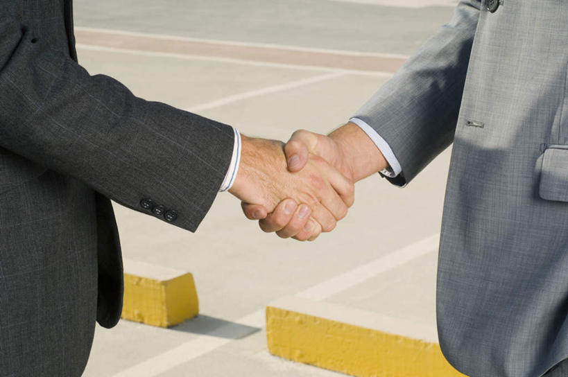 西方人,两个人,伙伴,同事,朋友,商务人士,商务男性,停车场,站,握手,横图,室外,白天,侧面,衬衫,友谊,成功,合作,团队,集体,信心,欧洲,欧洲人,阴影,套装,光线,影子,队伍,阳光,站着,战略,领导,成就,商务装,合伙,领袖,工薪阶层,联合,合谋,配合,协作,男人,男性,年轻男性,白种人,白领,上班族,搀手,拉手,手搀手,手拉手,手牵手,手握手,站立,半身,彩图,衬衣,泊车场