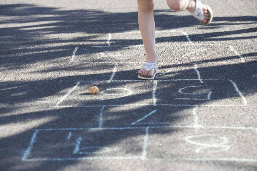 西方人,儿童,一个人,横图,俯视,室外,白天,凉鞋,游戏,纯洁,地板,鞋子,欧洲,欧洲人,仅一个女性,仅一个人,阴影,光线,标志,数字,文字,影子,字符,玩,注视,娱乐,标识,小孩,阳光,观察,看,仅一个小孩,休闲,可爱,童年,童趣,阿拉伯数字,观看,活动,跳房子,察看,发泄,关注,消遣,智力,童真,烂漫,无邪,宣泄,跳方格,跳方阵,天真,女孩,女人,女性,白种人,孩子,玩耍,嬉戏,半身,彩图,高角度拍摄,夹趾拖鞋,人字拖,人字拖鞋,女生