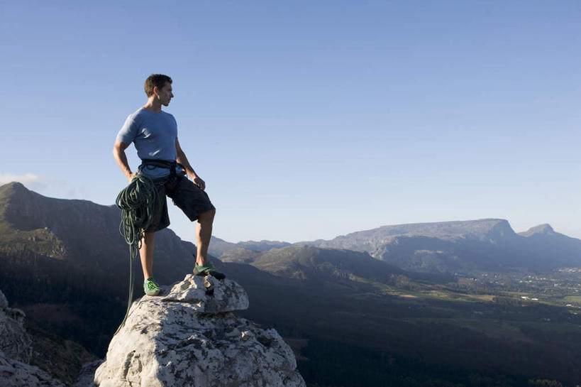西方人,一个人,站,横图,室外,白天,正面,锻炼,旅游,度假,运动,石头,山,山脉,金属制品,欧洲,欧洲人,仅一个男性,仅一个人,连接,阴影,组合,服装,光线,金属,石子,影子,山顶,山峰,山峦,注视,休闲装,娱乐,手叉腰,仅一个年轻男性,衣服,蓝色,蓝天,天空,阳光,群山,天,叉腰,观察,看,站着,享受,休闲,休闲服,放松,服饰,晴朗,观看,链接,察看,紧固,关注,拼接,室外运动,拼凑,户外运动,万里无云,拼合,凑集,聚合,撮合,链结,牢固,颠峰,极峰,男人,男性,年轻男性,白种人,石块,岩石,晴空,晴空万里,站立,彩图,全身,健身,钢环,岩钉钢环
