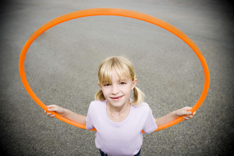 西方人,儿童,一个人,站,笑,微笑,横图,俯视,室外,白天,锻炼,纯洁,运动,欧洲,欧洲人,仅一个女性,仅一个人,服装,注视,休闲装,运动器械,一个,小孩,衣服,看,站着,仅一个小孩,休闲,休闲服,健身器械,可爱,童年,童趣,服饰,单个,关注,呼啦圈,健身器材,童真,烂漫,无邪,健身圈,体育,天真,女孩,女人,女性,白种人,孩子,抬头,仰头,站立,半身,彩图,高角度拍摄,健身,运动器材,女生