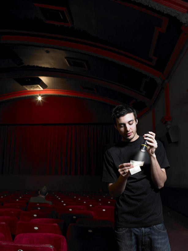 西方人,一个人,站,竖图,室内,白天,正面,电影院,剧院,椅子,照明,欧洲,欧洲人,仅一个男性,仅一个人,一排,许多,握,服装,整齐,灯光,很多,拿,拿着,注视,休闲装,灯,排列,仅一个年轻男性,衣服,红色,观察,看,站着,休闲,休闲服,握着,金融,服饰,经济,观看,支票,照亮,察看,单据,票据,照明设备,队列,关注,手电筒,单子,流通,贸易,电筒,手电,男人,男性,年轻男性,白种人,站立,半身,彩图,剧场