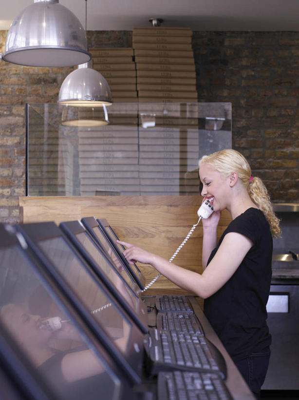 西方人,一个人,商务人士,商务女性,坐,笑,打电话,微笑,露齿笑,竖图,室内,白天,侧面,电脑,笔记本电脑,桌面,桌子,电话,照明,欧洲,欧洲人,仅一个年轻女性,仅一个女性,仅一个人,一排,握,套装,整齐,网络,木制,墙,灯光,拿,拿着,注视,通讯设备,吊灯,墙壁,墙面,灯,排列,一个,白色,黑色,话筒,木制品,灯具,观察,看,电话线,握着,单个,观看,照亮,察看,无线,固定电话,照明设备,队列,关注,通信设备,商务装,无线网络,无线上网,便携式电脑,工薪阶层,五台,交流,手提电脑,年轻女性,女人,女性,白种人,白领,上班族,电话机,沟通,通话,坐着,半身,彩图