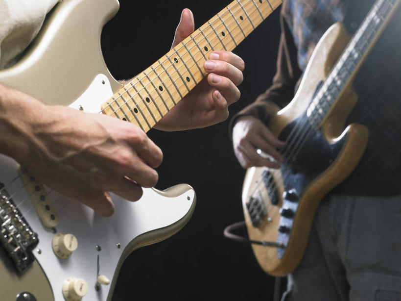 西方人,手,两个人,音乐家,横图,室内,特写,白天,正面,欧洲,欧洲人,乐队,表演,握,阴影,黑色背景,服装,反射,影子,电吉他,乐器,弦乐器,音乐,弹奏,拿,演奏,拿着,休闲装,队伍,衣服,休闲,手部,休闲服,握着,摄影,服饰,影棚,演出,录音棚,录音室,歌舞,弹拨弦鸣乐器,奏乐,上演,男人,男性,年轻男性,白种人,乐师,演奏家,音乐工作者,半身,彩图,影棚拍摄,拍摄,弹拨弦乐器