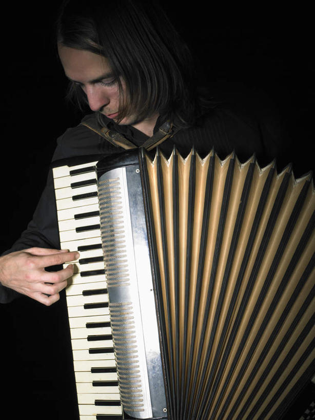 西方人,一个人,音乐家,站,笑,微笑,露齿笑,竖图,室内,白天,正面,键盘,欧洲,欧洲人,仅一个男性,仅一个人,吊挂,悬挂,阴影,黑色背景,服装,反射,影子,手风琴,弹奏,挂,注视,休闲装,管风琴,仅一个年轻男性,衣服,黑色,观察,看,站着,休闲,休闲服,摄影,服饰,影棚,观看,察看,录音棚,录音室,键盘乐器,关注,男人,男性,年轻男性,白种人,乐师,演奏家,音乐工作者,站立,半身,彩图,影棚拍摄,拍摄