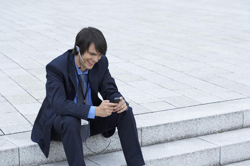 西方人,一个人,商务人士,商务男性,坐,笑,打电话,微笑,露齿笑,横图,室外,白天,正面,衬衫,通讯,地板,电话,手机,欧洲,欧洲人,仅一个男性,仅一个人,握,套装,信息,地面,注视,通讯设备,仅一个年轻男性,耳机,耳麦,话筒,低头,观察,看,握着,通信,观看,协调,察看,麦克风,关注,扩音器,商务装,蓝牙,蓝牙耳机,传声器,工薪阶层,微音器,垂头,交流,男人,男性,年轻男性,白种人,白领,上班族,沟通,通话,坐着,半身,彩图,衬衣