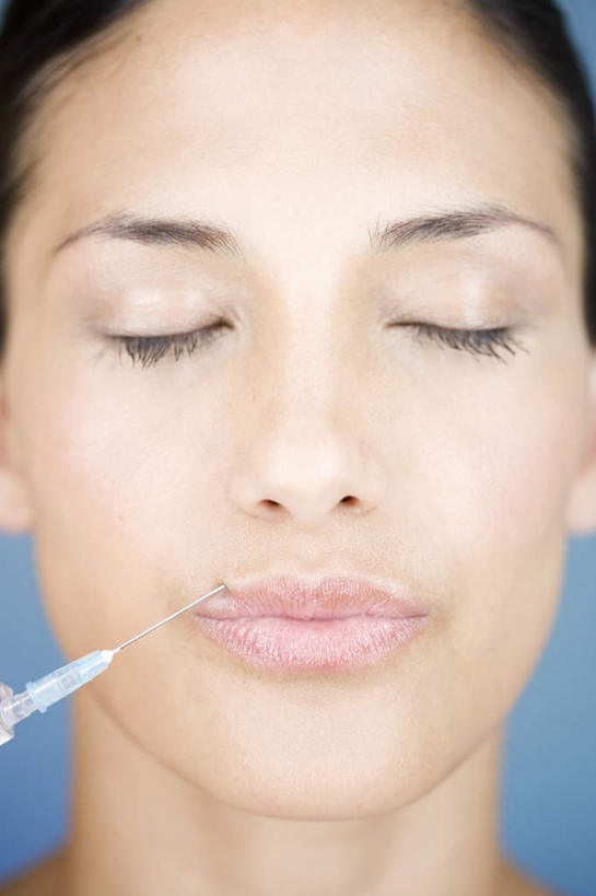 西方人,脸,头,脸颊,脖子,一个人,闭眼,竖图,室内,特写,白天,正面,欧洲,欧洲人,仅一个年轻女性,仅一个女性,仅一个人,阴影,蓝色背景,反射,影子,一个,针管,针筒,注射,摄影,影棚,单个,医疗,医疗设备,注射器,整容,年轻女性,女人,女性,白种人,头部,脖,颈,颈部,脸部,脸蛋,面部,闭眼睛,闭着眼,闭着眼睛,半身,彩图,影棚拍摄,拍摄