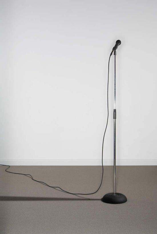 无人,竖图,室内,特写,白天,正面,静物,阴影,反射,影子,支架,墙,架子,墙壁,墙面,一个,白色,话筒,单个,支撑,麦克风,扩音器,话筒架,传声器,微音器,彩图,麦克风架