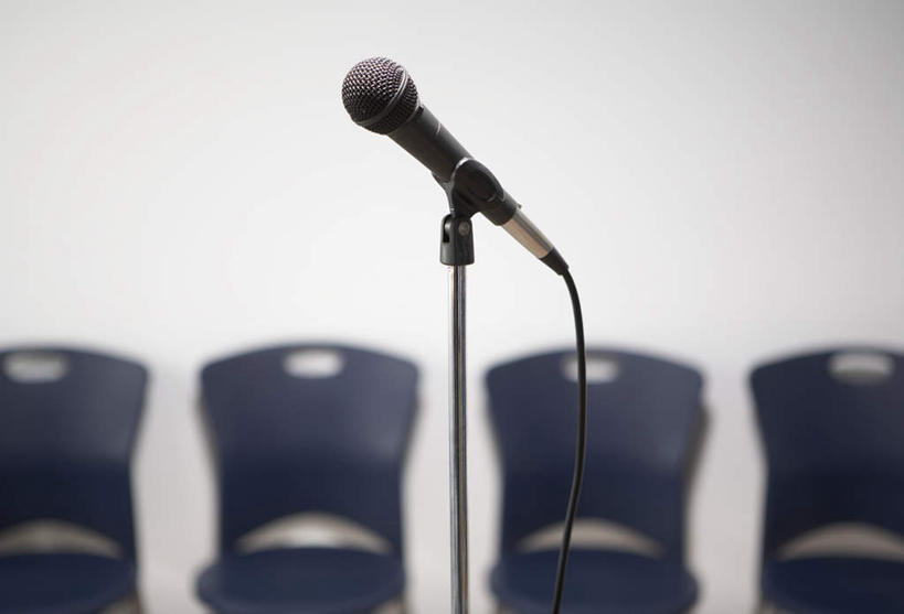 无人,横图,室内,特写,白天,正面,静物,椅子,一排,阴影,朦胧,模糊,整齐,反射,影子,支架,塑料,墙,架子,墙壁,墙面,排列,白色,话筒,塑料制品,支撑,麦克风,队列,扩音器,话筒架,传声器,微音器,彩图,麦克风架